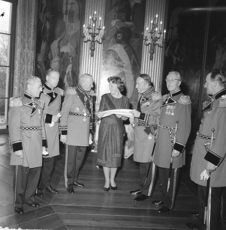 Prinses Beatrix ontvangt het Grootkruis met lint in de Orde van Malta , v.l.n.r., Bestanddeelnr 911-7406