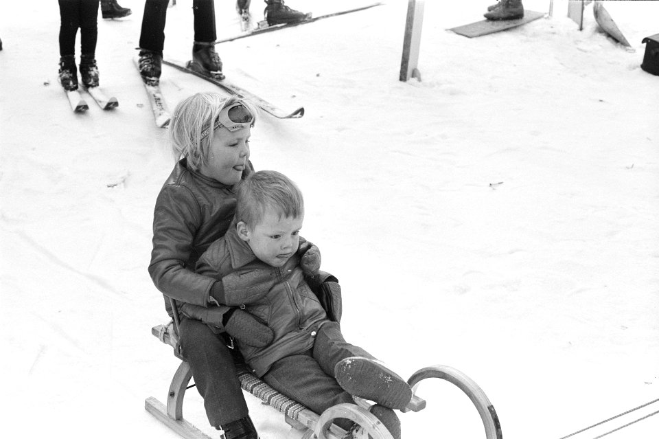 Prinses Beatrix , Prins Claus en kinderen op wintersportvakantie in Lech, Oosten, Bestanddeelnr 925-4327