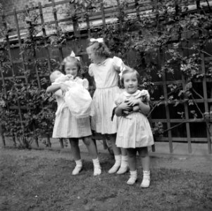 Prinses Beatrix, prinses Irene met prinses Christina in haar armen en prinses Ma, Bestanddeelnr 255-7424
