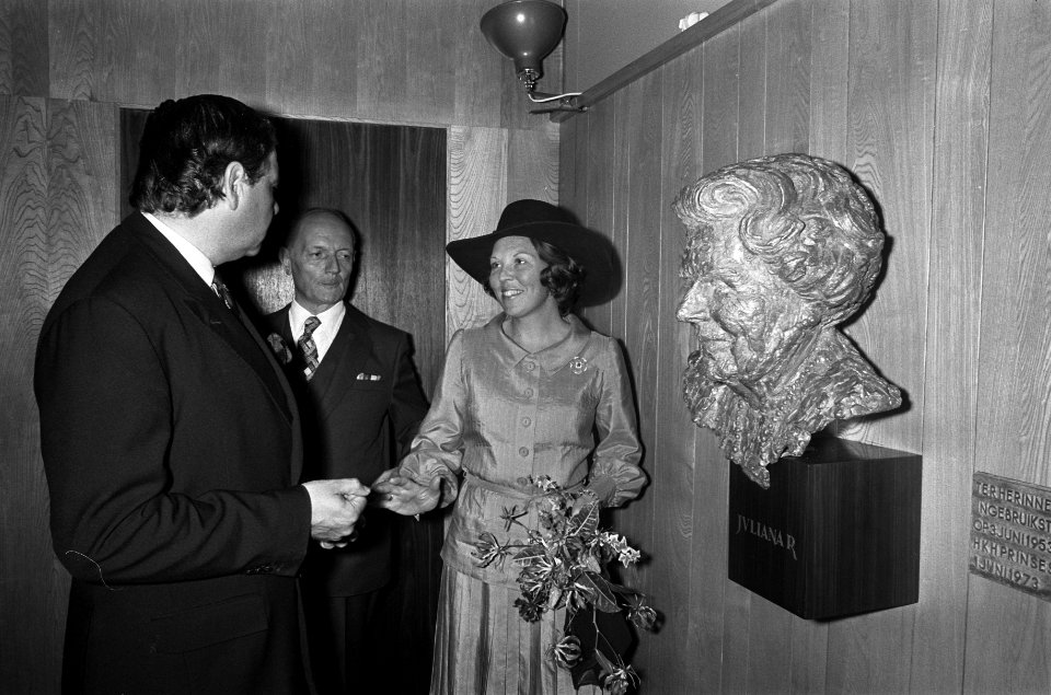 Prinses Beatrix onthult buste in brons van koningin Juliana in Groothandelsgebou, Bestanddeelnr 926-4511