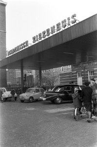 Prinses Beatrix in Academisch Ziekenhuis te Utrecht, voorkant ziekenhuis, Bestanddeelnr 920-2685