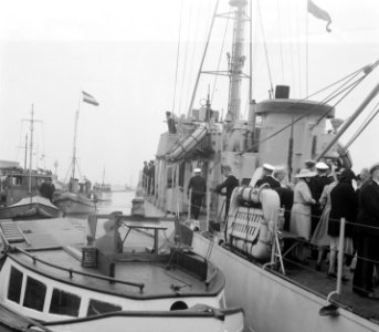 Prinselijk paar in Den Helder. Inspectie Hr. Ms. Queen Wilhelmina, Bestanddeelnr 902-8183