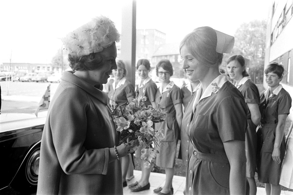 Prinses Beatrix in Drenthe opende vakantiecentrum prins Willem Alexander in Rode, Bestanddeelnr 921-3334