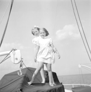 Prinses Beatrix en prinses Irene aan dek, Bestanddeelnr 255-7573