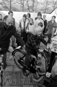 Prins Willem-Alexander rijdt op een bakfiets, Bestanddeelnr 926-8328