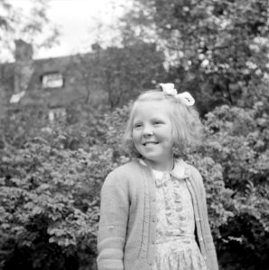 Prinses Beatrix in de tuin, Bestanddeelnr 255-7399