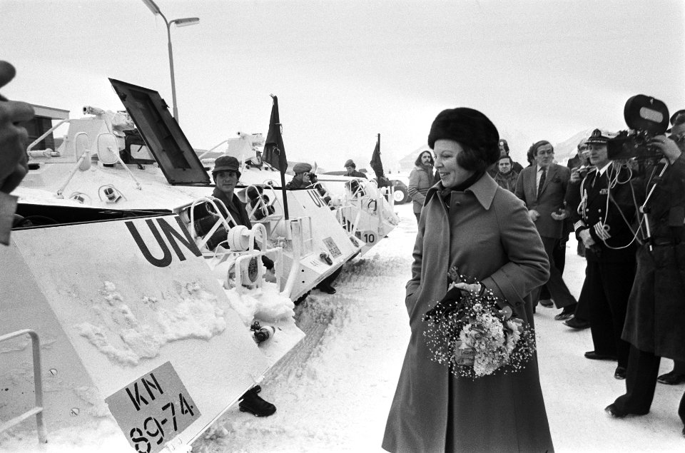 Prinses Beatrix bekijkt een wit pantservoertuig, Bestanddeelnr 930-1316