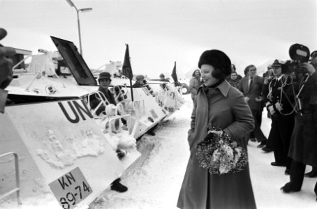 Prinses Beatrix bekijkt een wit pantservoertuig, Bestanddeelnr 930-1316