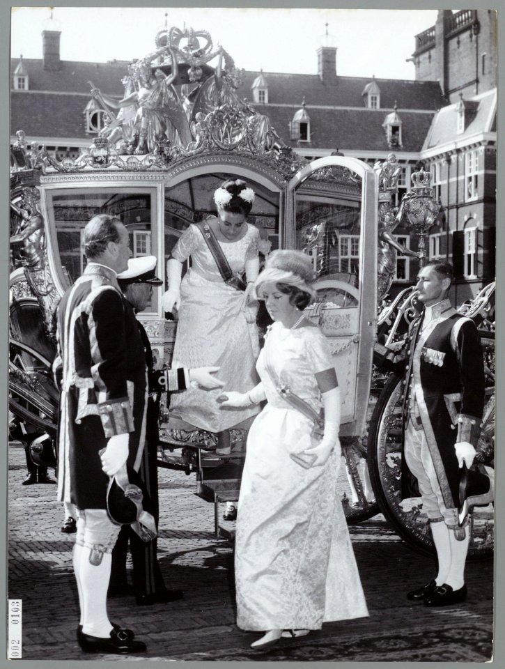 Prinses Beatrix en prinses Margriet stappen uit de Gouden Koets met Prinsjesdag,, Bestanddeelnr 002-0103