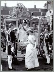 Prinses Beatrix en prinses Margriet stappen uit de Gouden Koets met Prinsjesdag,, Bestanddeelnr 002-0103