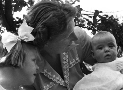 Prinses Beatrix en prinses Juliana met prinses Margriet in Canada, Bestanddeelnr 900-9727