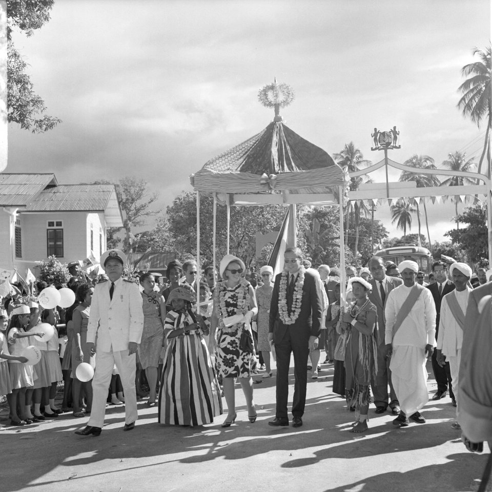 Prinselijk paar in Suriname, het paar te Groningen onder baldakijn, Bestanddeelnr 919-3475