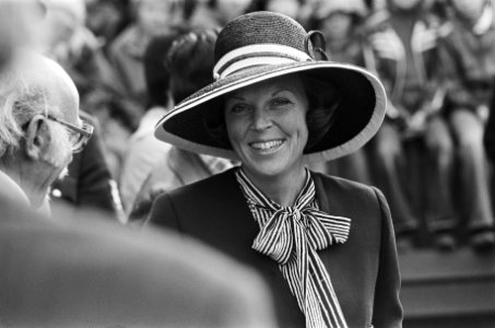 Prinses Beatrix in Ede voor opening gemeentehuis kijkt toe bij volksdansen Beat, Bestanddeelnr 929-3202