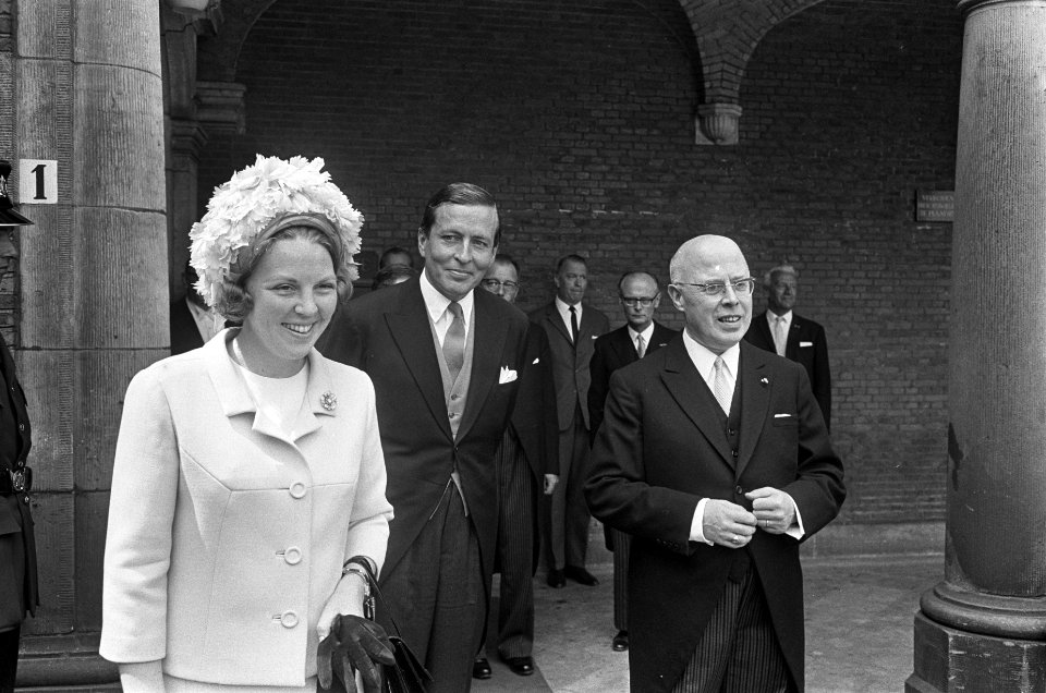 Prinses Beatrix, prins Claus en professor Beel (vice-voorzitter), Bestanddeelnr 920-4989