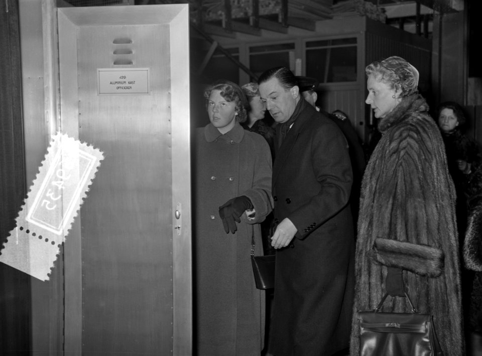 Prinses Beatrix bezoekt de werkplaatsen en de bedrijfsschool van de Nederlandse , Bestanddeelnr 906-9435