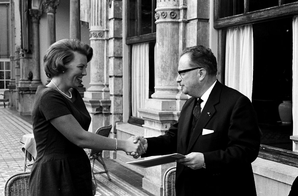 Prinses Beatrix kreeg 32000 gulden aangeboden voor Dousadj Dr A A Kampman o, Bestanddeelnr 915-5321