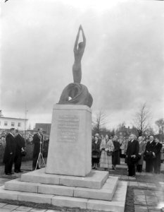 Prinses Beatrix bezoekt Delfzijl. Onthulling monument voor gevallen oud-leerling, Bestanddeelnr 908-1446
