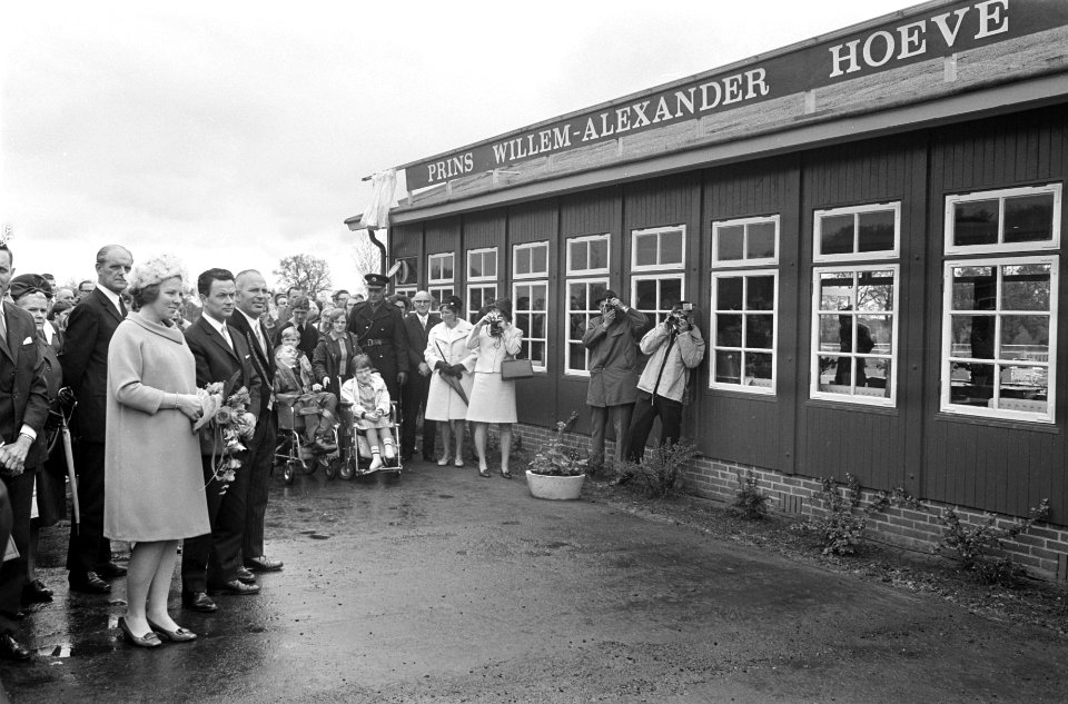 Prinses Beatrix in Drenthe opende vakantiecentrum prins Willem Alexander in Rode, Bestanddeelnr 921-3330