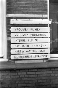 Prinses Beatrix in Academisch Ziekenhuis te Utrecht, bordje vrouwenkliniek, Bestanddeelnr 920-2687