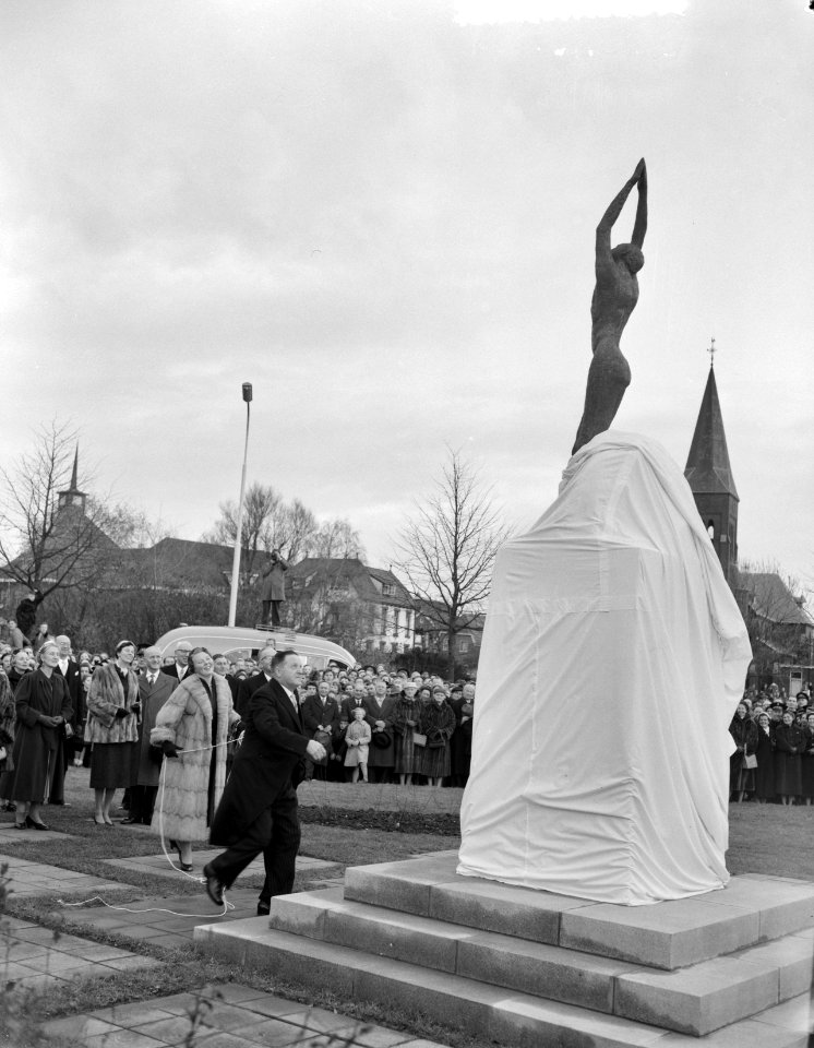 Prinses Beatrix bezoekt Delfzijl. Onthulling monument voor gevallen oud-leerling, Bestanddeelnr 908-1443