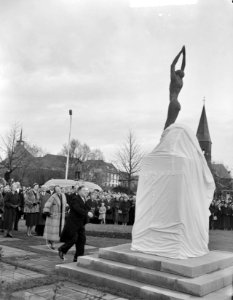 Prinses Beatrix bezoekt Delfzijl. Onthulling monument voor gevallen oud-leerling, Bestanddeelnr 908-1443