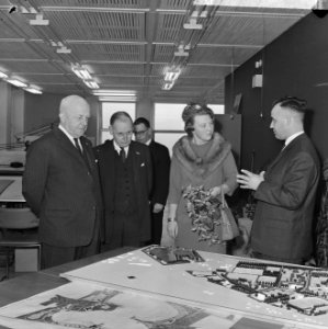 Prinses Beatrix bezoekt de Koninklijke Nederlandse Heidmaatschappij te Arnhem, o, Bestanddeelnr 916-0966