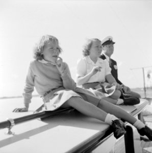 Prinses Beatrix, prinses Irene en prins Bernhard kijken naar voorbij varende sch, Bestanddeelnr 255-7628