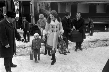 Prinses Beatrix , prins Claus en drie kinderen arrivere in Lech (Oostenrijk) voo, Bestanddeelnr 923-3358