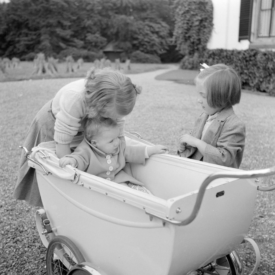 Prinses Beatrix en prinses Margriet bij de kinderwagen met daarin prinses Christ, Bestanddeelnr 255-7532