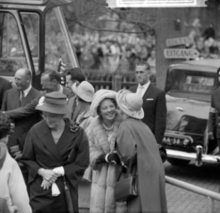 Prinses Beatrix begroet de hoge gasten, Bestanddeelnr 913-8564