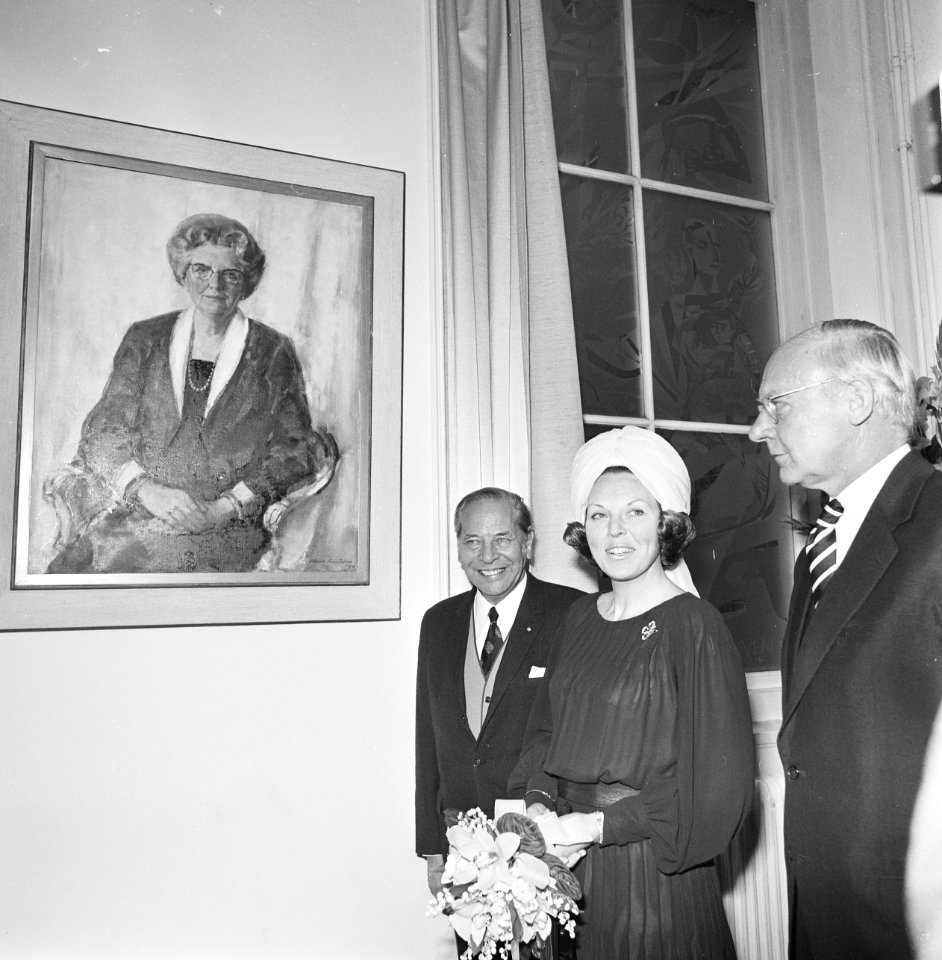 Prinses Beatrix onthult schilderij voorstellende het portret van koningin Julian, Bestanddeelnr 927-1568