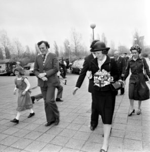 Prinses Beatrix arriveert bij het congresgebouw, Bestanddeelnr 929-1355