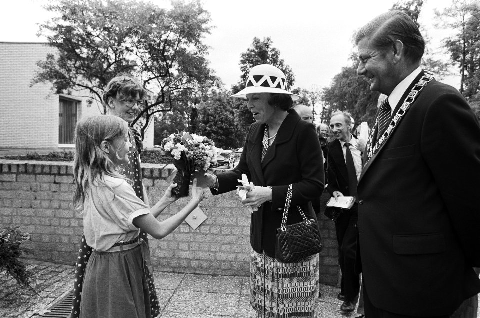 Prinses Beatrix ontvangt bloemen, rechts burgemeester HJ Eijsink, Bestanddeelnr 930-2809