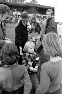 Prinses Beatrix en zoon Johan Friso bij voetbalwedstrijd van oud internationals , Bestanddeelnr 927-5083