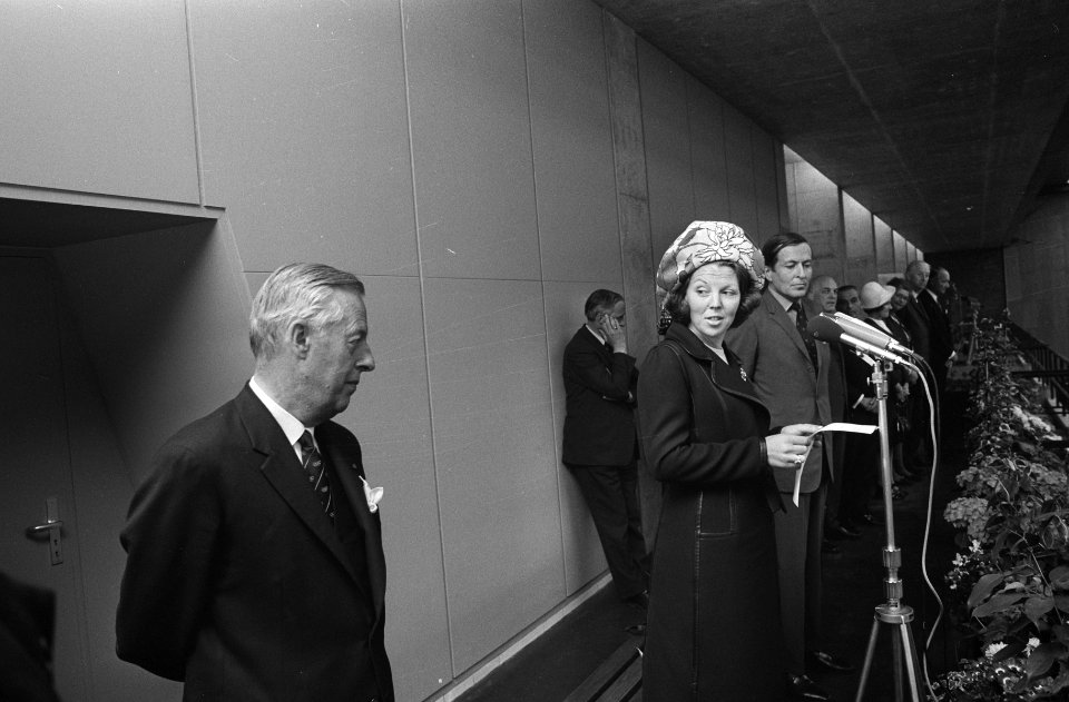 Prinses Beatrix aan het woord, naast haar prins Claus (r), Bestanddeelnr 924-5269