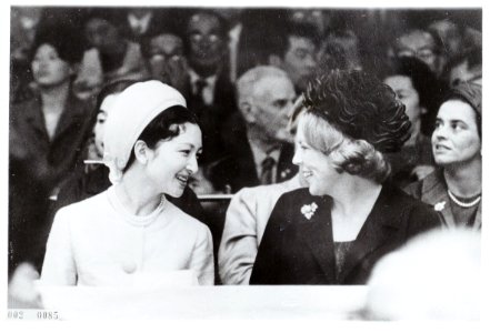 Prinses Beatrix en prinses Michiko van Japan tijdens de Olympische Spelen in Tok, Bestanddeelnr 002-0085