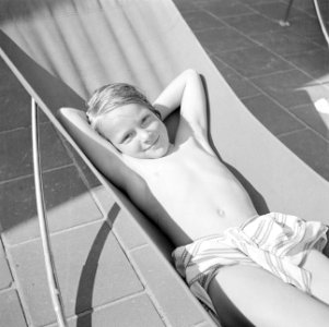 Prinses Irene in een ligstoel naast het zwembad, Bestanddeelnr 255-7832