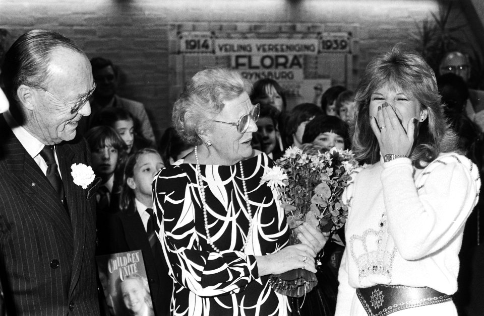 Prinses Juliana, prins Bernhard met zangeres Anita Meyer, Bestanddeelnr 932-4144