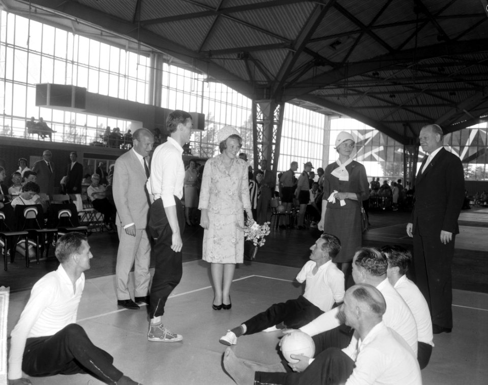 Prinses Beatrix aanwezig in Expohal te Hilversum, bij lustrum Invalide Sportclub, Bestanddeelnr 916-4910