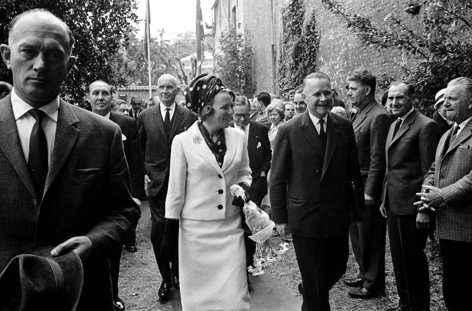 Prinses Beatrix in Brugge, eerste steen gelegd voor de bibliotheek Europacollege, Bestanddeelnr 917-8428