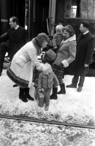 Prinses Beatrix , prins Claus en drie kinderen arrivere in Lech (Oostenrijk) voo, Bestanddeelnr 923-3357