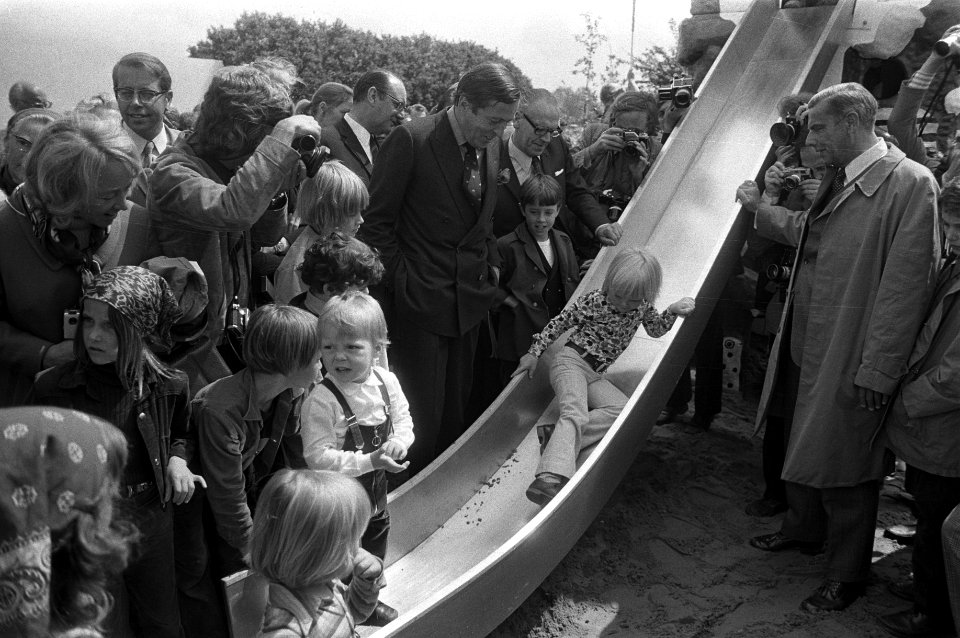 Prins Willem-Alexander op de glijbaan (m), de prinsjes Johan-Friso en Constantij, Bestanddeelnr 925-6371