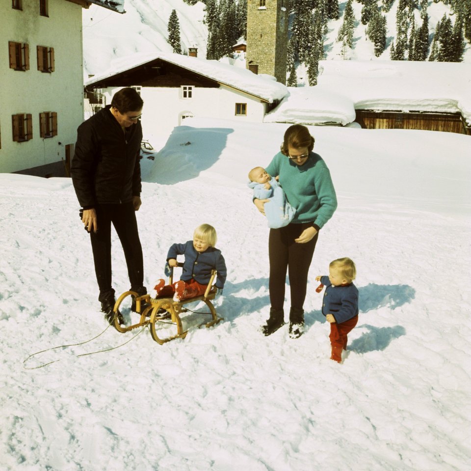 Prinses Beatrix , Prins Claus en kinderen voor wintersport in Lech, in de sneeuw, Bestanddeelnr 254-8674