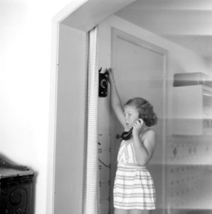 Prinses Beatrix aan de telefoon in het kinderhuisje op paleis Soestdijk, Bestanddeelnr 255-7882