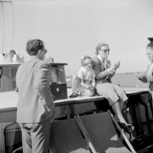 Prinses Juliana, prinses Margriet en onbekenden aan dek, Bestanddeelnr 255-7654