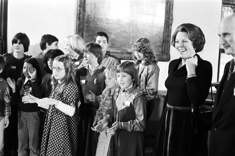 Prinses Beatrix aanwezig bij installatie van Nationale Kindercommissie, Bestanddeelnr 930-2013