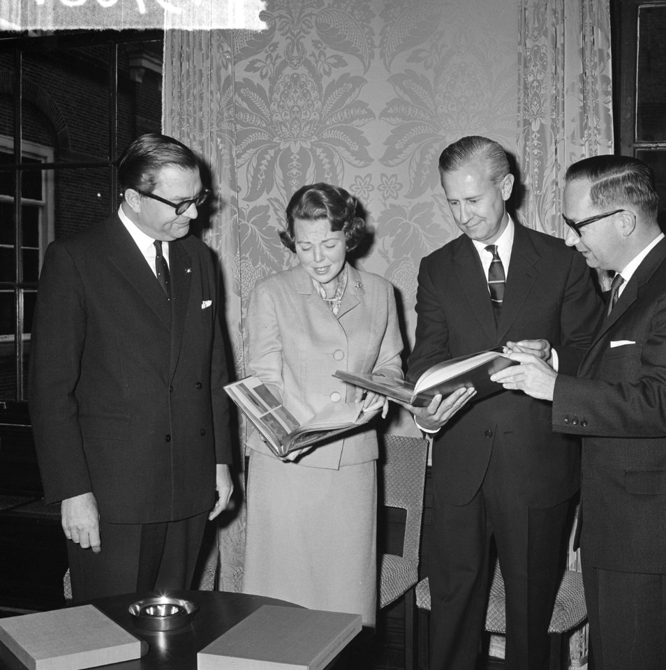 Prinses Beatrix kreeg boek over herdenking 1813-1963 In de Statenzaal rechts pr, Bestanddeelnr 915-7081
