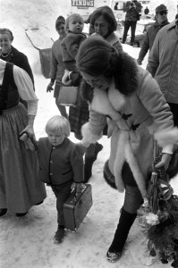 Prinses Beatrix , prins Claus en drie kinderen arrivere in Lech (Oostenrijk) voo, Bestanddeelnr 923-3360