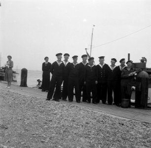 Prinselijk paar in Den Helder. Een groepje marine chauffeurs, Bestanddeelnr 902-8181