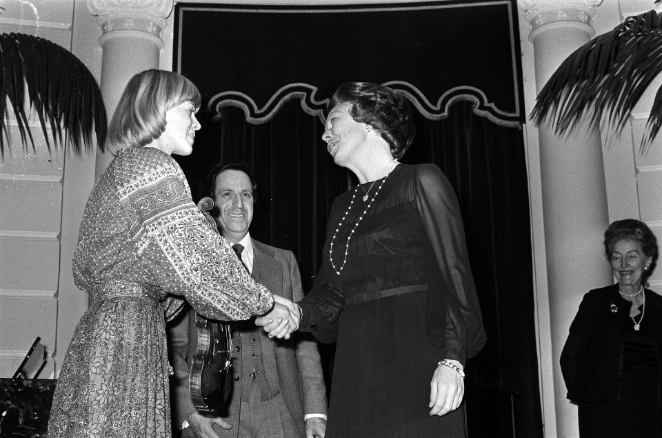 Prinses Beatrix feliciteert Irene den Herder, Bestanddeelnr 930-1850
